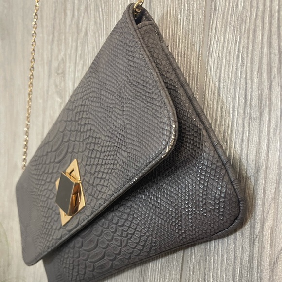 Urban Expressions Grey & Gold Crossbody Purse Clutch with Chain Faux Alligator - Picture 4 of 11